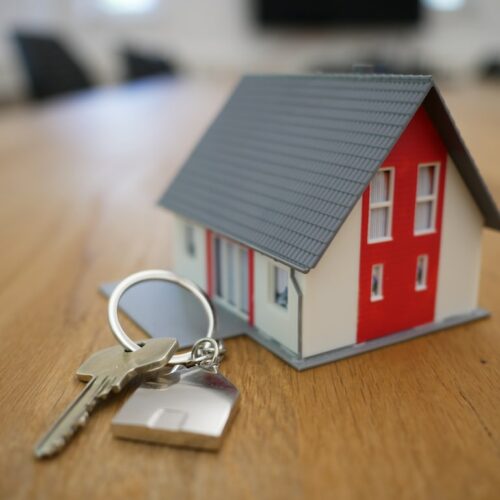 Sprzedaż części domu lub udziałów w mieszkaniu – czy potrzebny będzie notariusz?