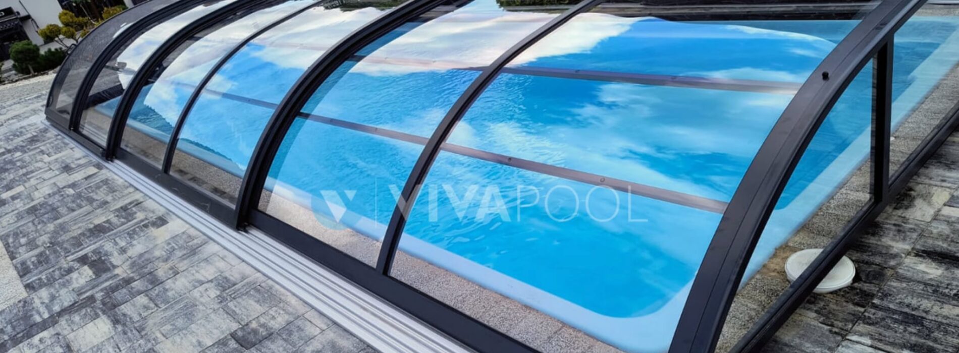 Filtracja mechaniczna, chemiczna i UV – jak połączyć technologie, aby woda w basenie była bezpieczna i klarowna?